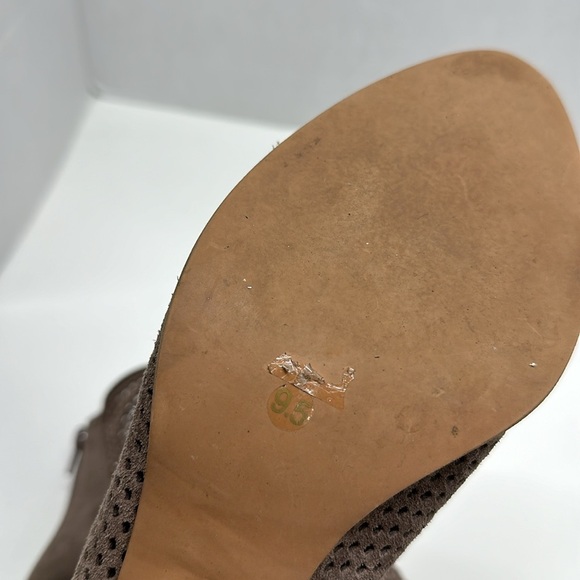 Jeffrey Campbell Jenelle Boots Heeled Ankle Booties Laser Cut Suede Tan Size 9.5 - Picture 9 of 12